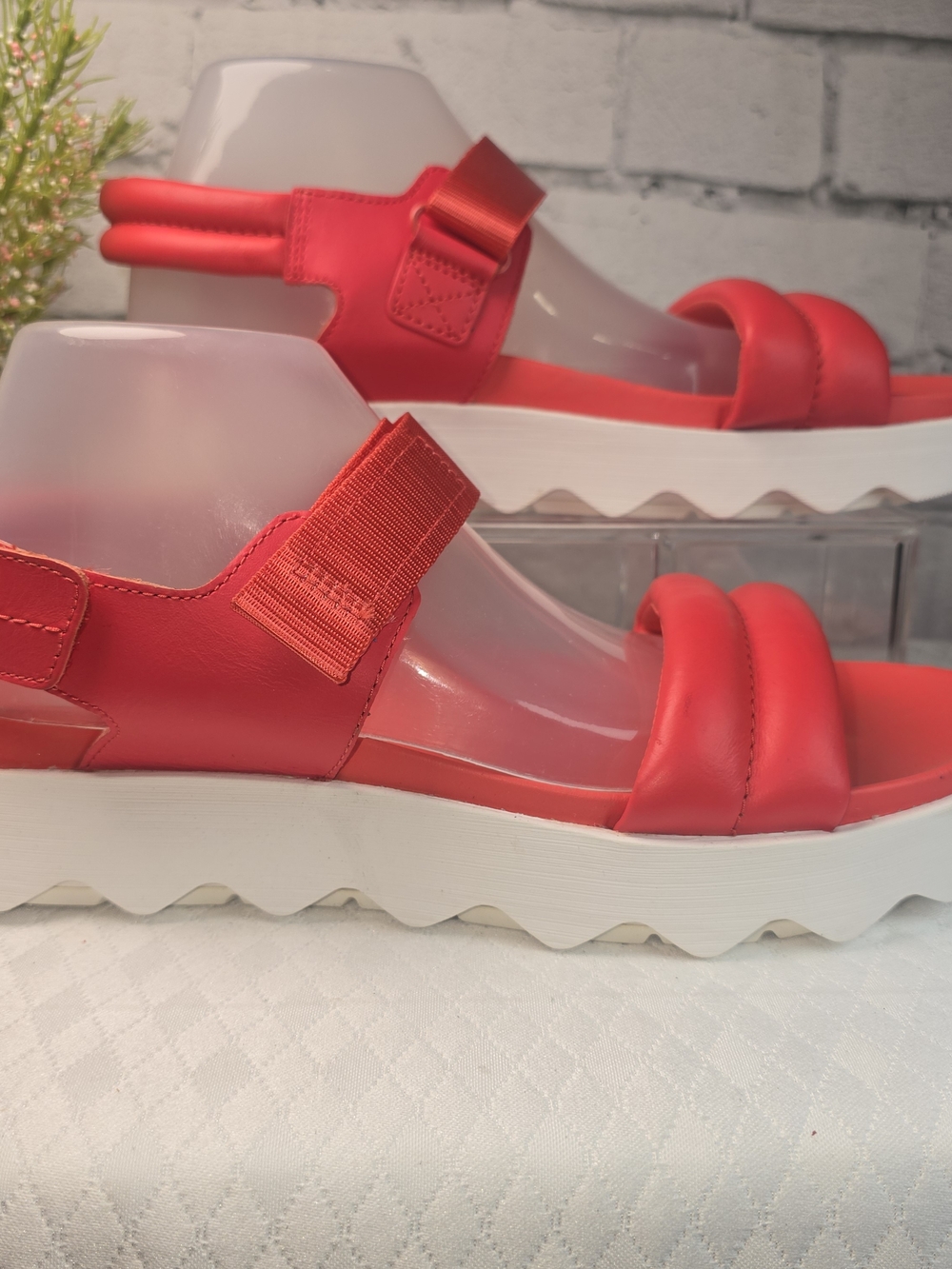 Sorel womens viibe sandal red puffy leather straps scalloped white sole 12